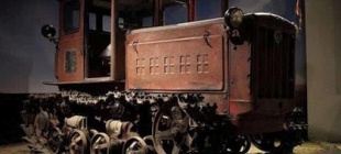 1958年7月20日：中国自己制造的第一台拖拉机开出厂房