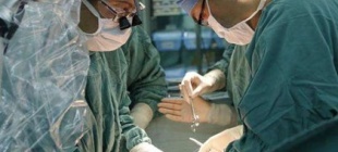 2000年8月16日：罕见联体婴儿在渝分离成功