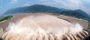 2009年8月6日：长江5年来最大洪峰顺利过坝