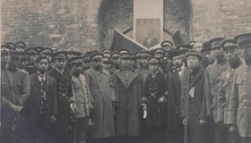 孙中山墓前跪着谁的像