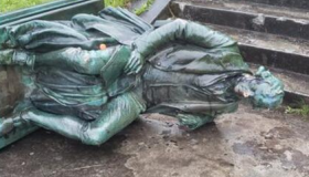 美国抗议者推倒杰斐逊总统雕像