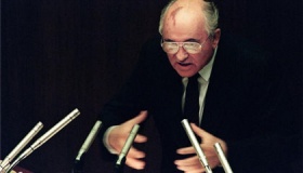 戈尔巴乔夫为何宣布苏联解体