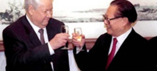 1995年5月9日：江泽民参加反法西斯战争胜利50周年庆典