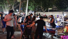 27地设摊贩规范点发展地摊经济