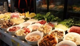 四川一高校食堂开火锅窗口