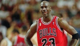 乔丹比赛用鞋拍出427万元