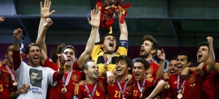 2012年7月2日：西班牙卫冕欧锦赛冠军