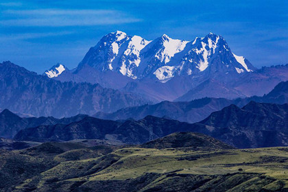 1998年8月4日：中国人首次登顶博格达峰