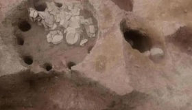 黄河边发现古墓群