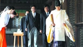 日本首相和天皇哪个大