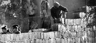 1961年8月13日：东德开始建造柏林墙
