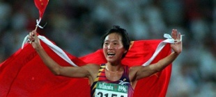 1993年8月28日：王军霞获第四届世界田径锦标赛千米金牌