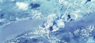 1972年5月13日：美军战机向越南清化大桥投下灵巧炸弹