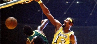 1936年8月21日：美国篮球明星张伯伦出生