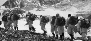 1960年5月25日：我国登山队从北坡征服珠穆朗玛峰