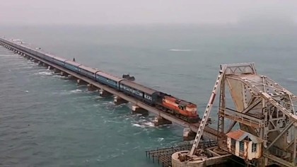 1998年8月30日：我国兴建首条跨海铁路