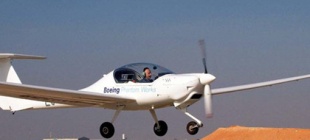 2010年7月14日：波音展示“鬼眼”氢动力无人侦察机