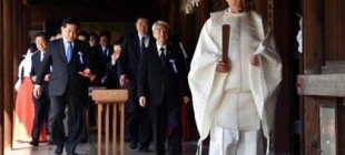 1985年8月15日：日本首相首次正式参拜靖国神社