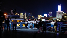 外滩之窗亮灯致敬教师