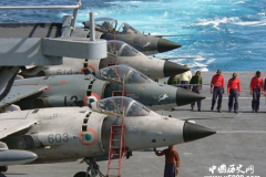 印度海军未来将列装几十艘战舰 购上百架舰载机