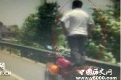 摩托车站着骑--湖南株洲现＂最牛摩托车司机＂