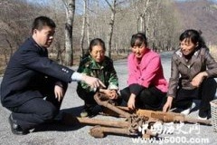 三妇女上山捡到一挺重机枪