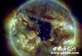 美国宇航局在太阳表面发现一个神秘的“冕洞”