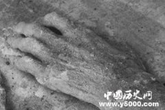 农民因挖出不腐尸体后遗弃被刑拘