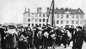 二战中，为何犹太人任由纳粹屠杀而不反抗？