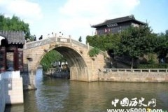 苏州枫桥：渔火已随红叶去，钟声犹共白云驰