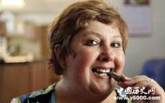 奇人奇事 普木瑞：将石头当零食，竟然能治病的老太太