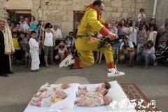 民风民俗 跳婴儿节：西班牙斗牛民族的惊悚节日