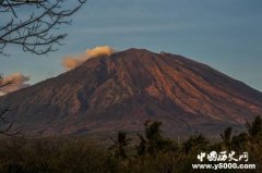 印尼火山喷发1.7万中国游客滞留 中国包机紧急起飞
