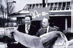 雷·克罗克创办麦当劳快餐业