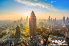 海拔最低和最高的城市是哪里？