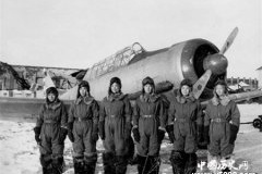 第一批女飞行员-6架飞机飞过天安门