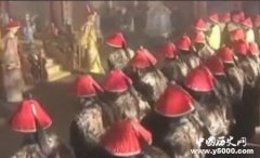 清朝官员在上朝下跪前拍袖子的原因是什么