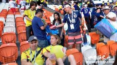 日本球迷赛后捡垃圾