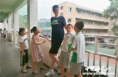 11岁四川男孩身高2.06米