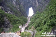 张家界天门山现“云海云瀑”景观