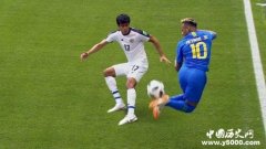 内马尔彩虹过人被打