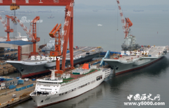 中国航母并排停靠