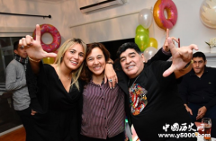 马拉多纳求婚28岁女友