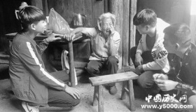 扶不扶：少年扶老人之后老人说了这些话出人意料