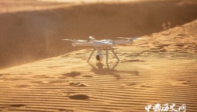 男子沙漠迷路民警用无人机引路