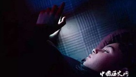 追剧7天看瞎眼！晚上看手机的危害和注意点