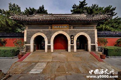 北京潭柘寺是仿造故宫的吗