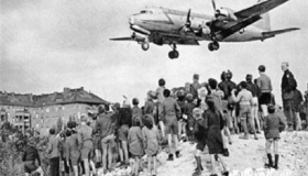 柏林危机发生的原因是什么 造成了什么影响？