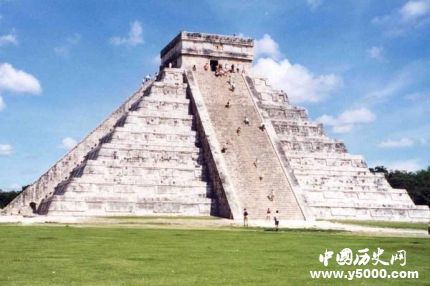 库库尔坎金字塔与玛雅历法之间有什么联系？