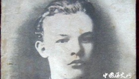 少年列宁的故事：少年列宁为家人拾苹果